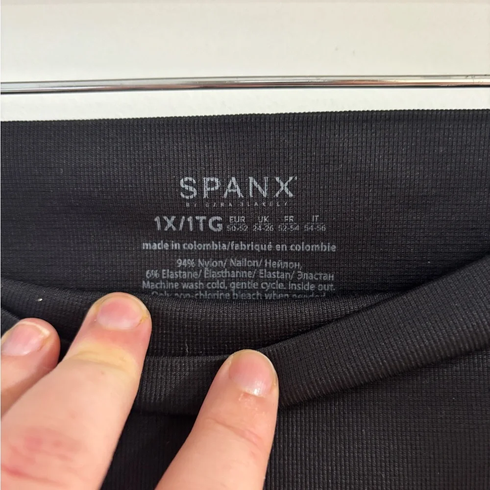 SPANX Classic Black Cropped Lamn Leggings - Picture 6 of 7